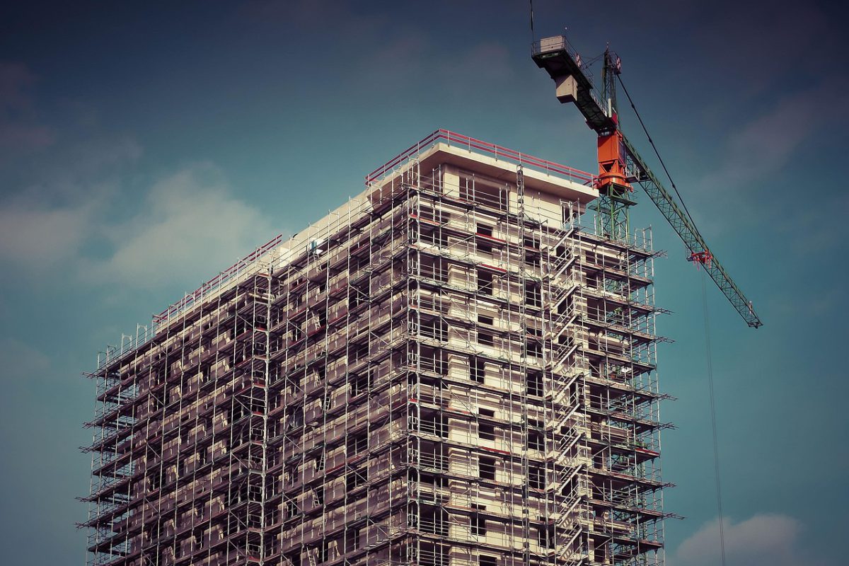 Aannemer in Almere - Metselaars aan het werk op een bouwplaats